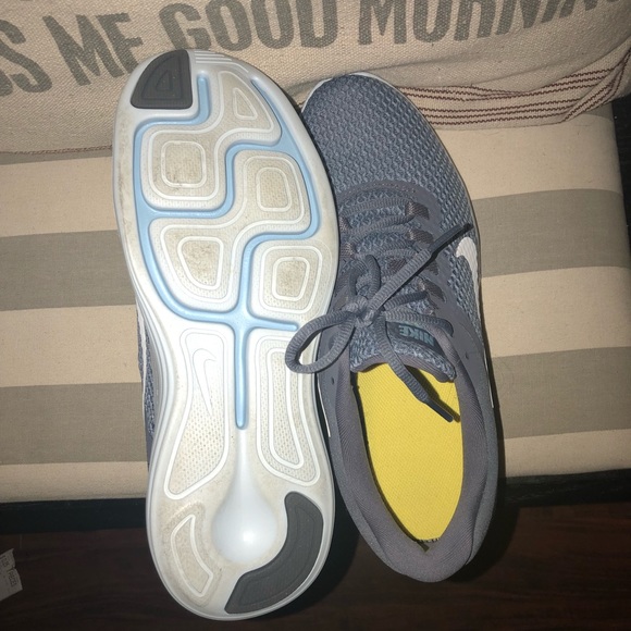 Nike Tennis Shoes - Picture 4 of 5